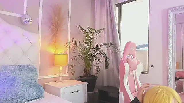 lizy portman online show from 12-19-25, 08:38