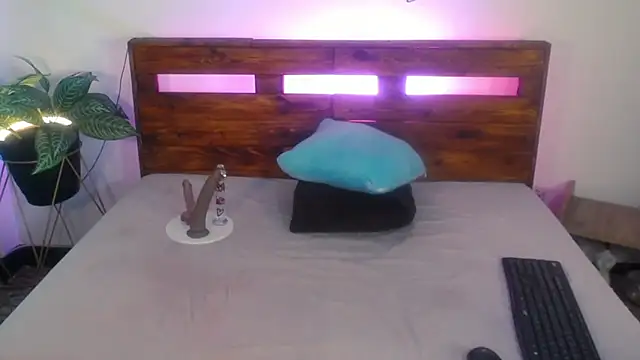 Yeseniaa25  online show from 10-02-25, 12:56