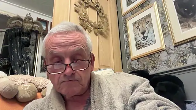 Snapshot of poggles chatting on 02-15-26, 08:38 poggles online show from 02-15-26, 08:38