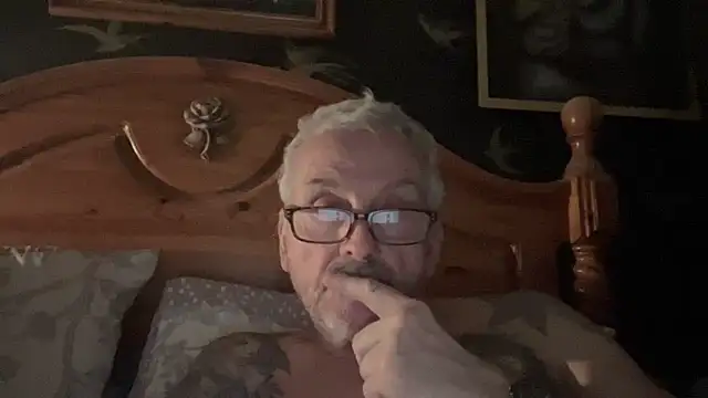 Snapshot of poggles chatting on 03-18-26, 08:34 poggles online show from 03-18-26, 08:34