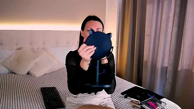 Snapshot of MonikaBelachi chatting on 10-06-25, 04:54 MonikaBelachi online show from 10-06-25, 04:54