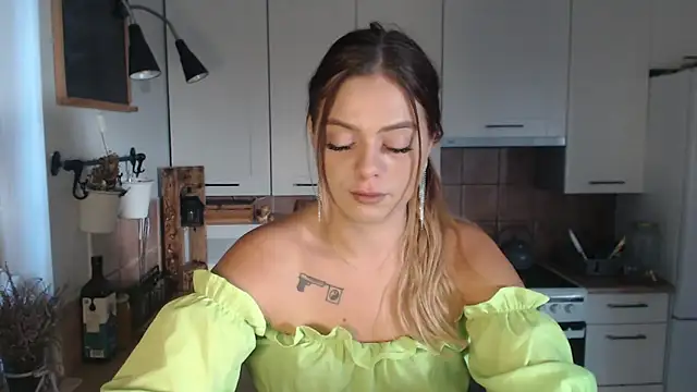 Snapshot of BuffyxLUST chatting on 10-02-25, 07:15 BuffyxLUST online show from 10-02-25, 07:15