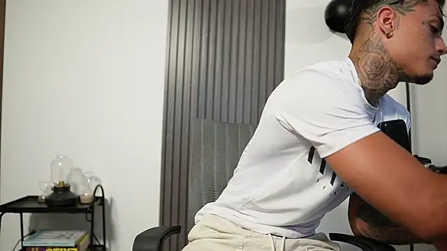 AxelVilla  online show from 10-06-25, 08:06