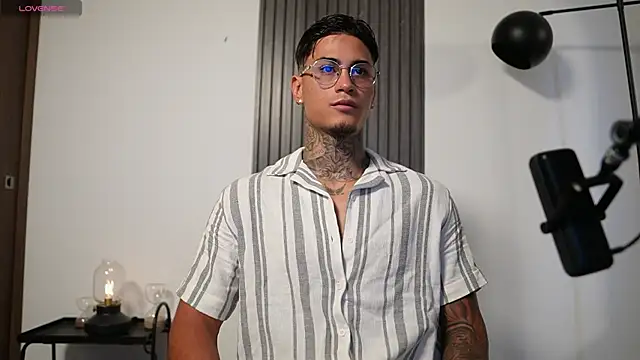 AxelVilla  online show from 10-24-25, 08:05