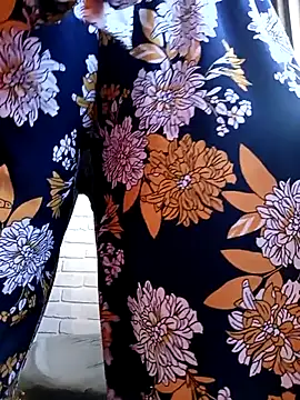 Snapshot of Alis_1327 chatting on 09-23-25, 01:36 Alis 1327 online show from 09-23-25, 01:36