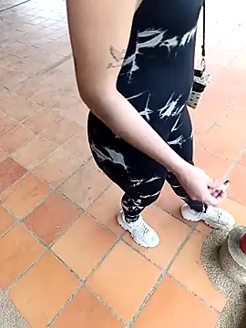 Snapshot of Alis_1327 chatting on 10-04-25, 06:17 Alis 1327 online show from 10-04-25, 06:17