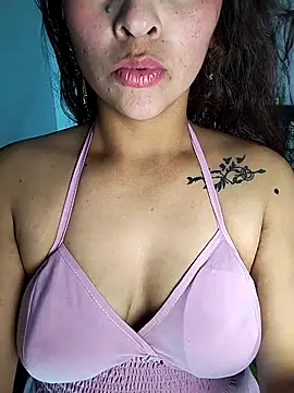 Snapshot of Fox_Roxxan chatting on 10-06-25, 01:36 Fox Roxxan online show from 10-06-25, 01:36