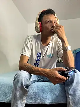 Snapshot of andrewcoopper1 chatting on 09-25-25, 03:32 andrewcoopper1 online show from 09-25-25, 03:32