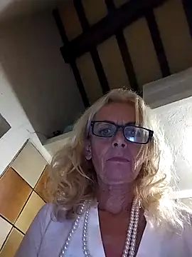 Snapshot of clarabell4 chatting on 10-31-25, 09:38 clarabell4 online show from 10-31-25, 09:38