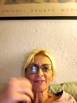 Snapshot of clarabell4 chatting on 11-14-25, 09:02 clarabell4 online show from 11-14-25, 09:02