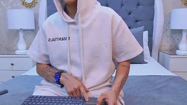 ZoeKrug online show from 10-29-25, 11:56