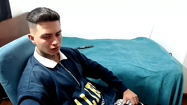 Snapshot of santii_ss chatting on 09-25-25, 12:25 santii ss online show from 09-25-25, 12:25