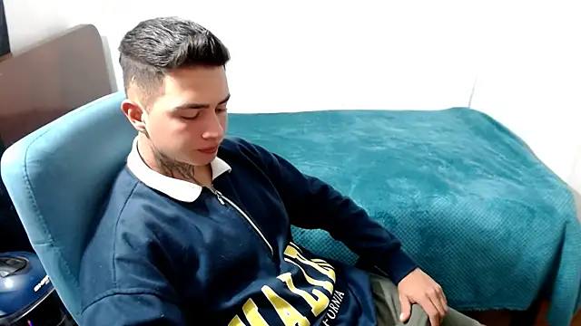 Snapshot of santii_ss chatting on 10-05-25, 02:10 santii ss online show from 10-05-25, 02:10