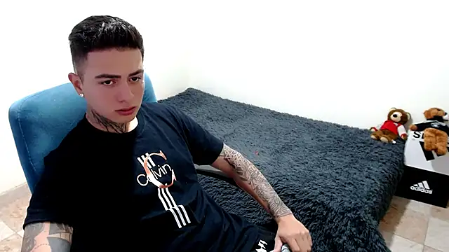 Snapshot of santii_ss chatting on 10-20-25, 01:06 santii ss online show from 10-20-25, 01:06