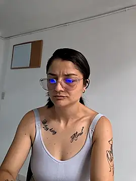 Coralinne   online show from 05-02-26, 04:45