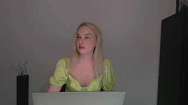 Snapshot of Lia_noo_regrets chatting on 04-17-26, 04:43 Lia noo regrets online show from 04-17-26, 04:43