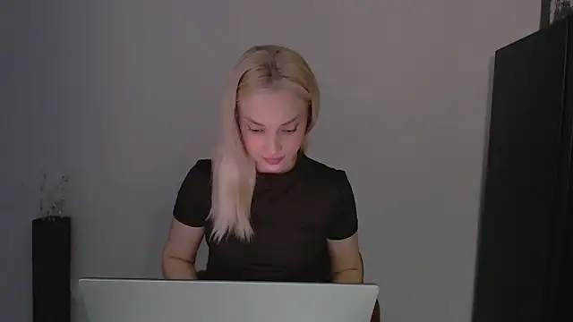 Snapshot of Lia_noo_regrets chatting on 04-19-26, 04:06 Lia noo regrets online show from 04-19-26, 04:06