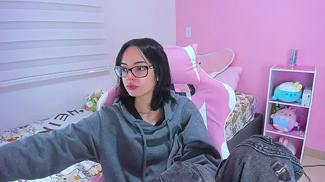 Snapshot of alexaa_fox chatting on 11-12-25, 05:41 alexaa fox online show from 11-12-25, 05:41