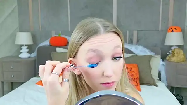 KellyBradford online show from 11-04-25, 06:01