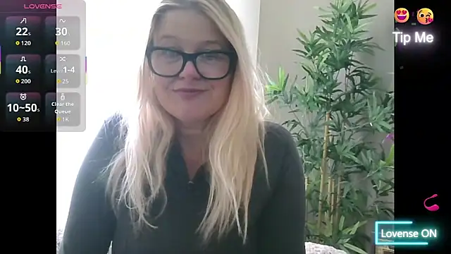 Snapshot of SuzieSub chatting on 10-22-25, 10:48 SuzieSub online show from 10-22-25, 10:48