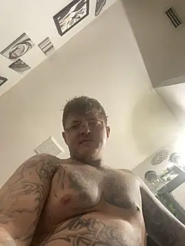 Snapshot of Bwcgoonie chatting on 10-26-25, 05:24 Bwcgoonie online show from 10-26-25, 05:24