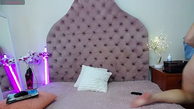 Snapshot of _Agata_ chatting on 09-23-25, 07:11 Agata online show from 09-23-25, 07:11