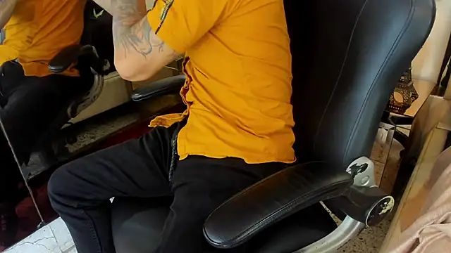 VinzenzRizzo online show from 11-26-25, 04:24