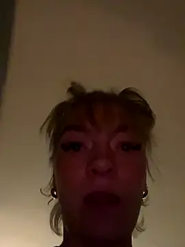 Snapshot of maj0lie chatting on 10-04-25, 07:56 maj0lie online show from 10-04-25, 07:56