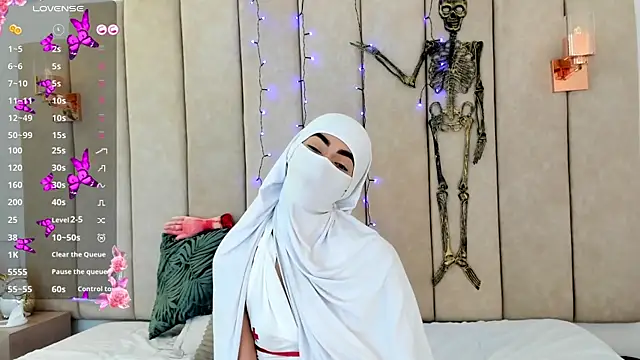 Snapshot of _Zahiira_ chatting on 10-31-25, 12:06 Zahiira online show from 10-31-25, 12:06