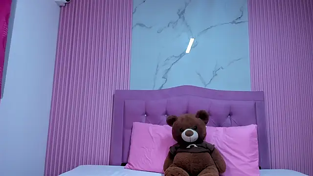 Snapshot of Emy_topless chatting on 09-13-25, 11:04 Emy topless online show from 09-13-25, 11:04