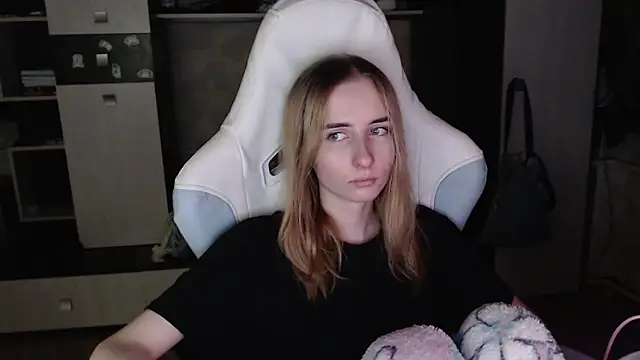 Snapshot of Cutti_Crystal chatting on 10-03-25, 05:21 Cutti Crystal online show from 10-03-25, 05:21