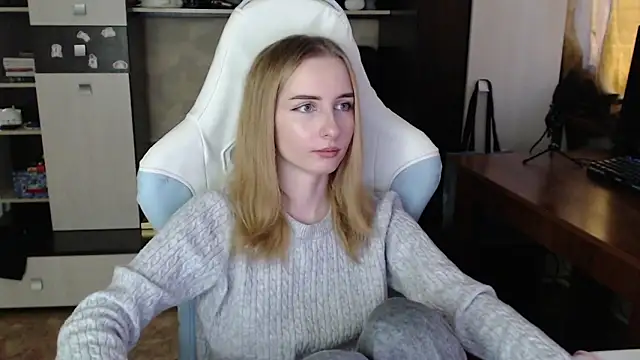 Snapshot of Cutti_Crystal chatting on 10-11-25, 08:46 Cutti Crystal online show from 10-11-25, 08:46