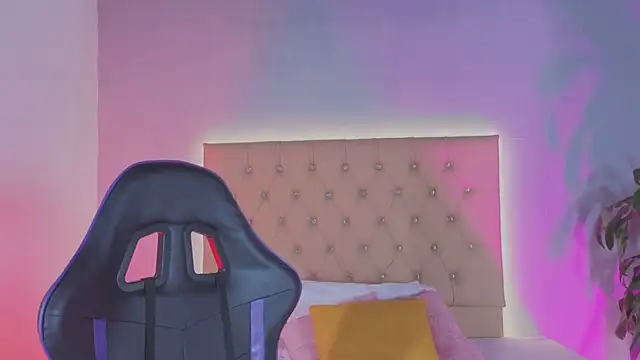 Zafiro  Brown online show from 11-21-25, 12:04