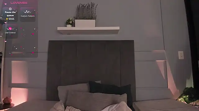 Snapshot of Sweet_Janne_ chatting on 10-14-25, 07:03 Sweet Janne online show from 10-14-25, 07:03