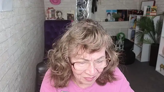 Snapshot of Betty_Brick chatting on 04-16-26, 01:56 Betty Brick online show from 04-16-26, 01:56
