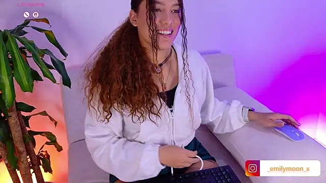 Snapshot of onlyemily_ chatting on 03-17-26, 01:32 onlyemily online show from 03-17-26, 01:32