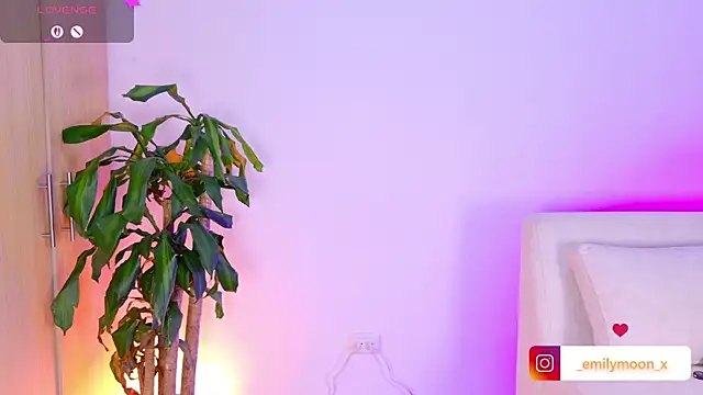 Snapshot of onlyemily_ chatting on 04-28-26, 02:27 onlyemily online show from 04-28-26, 02:27