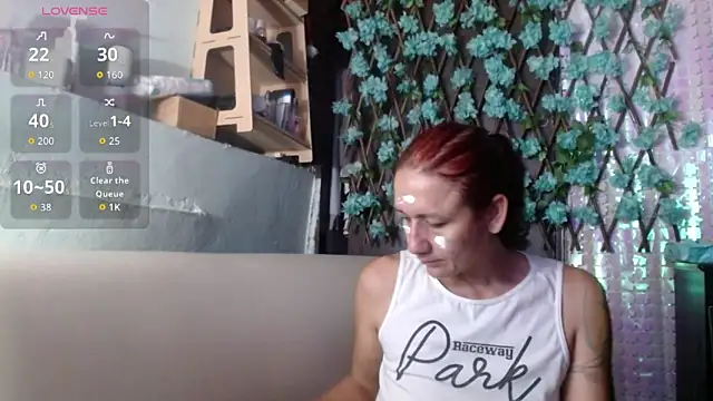 Snapshot of darling_hott chatting on 03-19-26, 10:30 darling hott online show from 03-19-26, 10:30