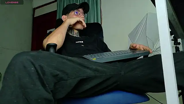 Snapshot of david_huge chatting on 03-23-26, 07:51 david huge online show from 03-23-26, 07:51