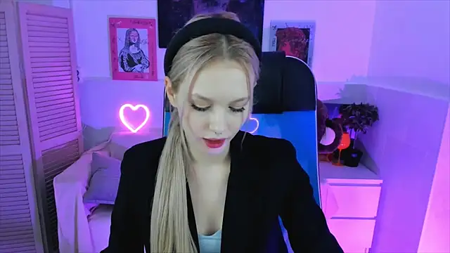 AvaDaviis online show from 10-18-25, 02:18