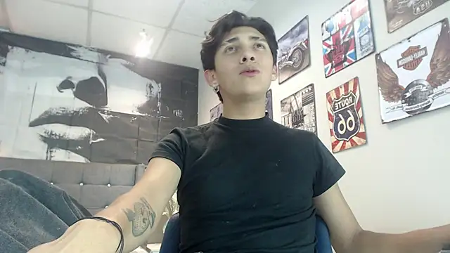 Snapshot of Ethann1_ chatting on 10-22-25, 04:02 Ethann1 online show from 10-22-25, 04:02