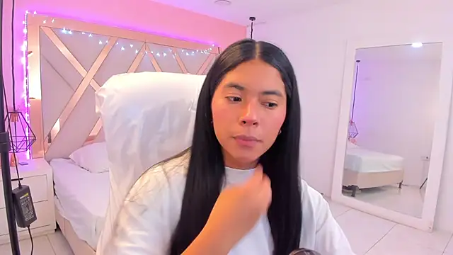 Snapshot of samantaa_shy chatting on 02-12-26, 02:06 samantaa shy online show from 02-12-26, 02:06