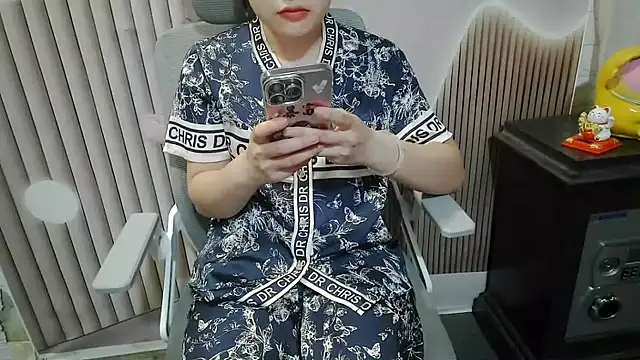 Snapshot of Emachiii chatting on 09-26-25, 12:47 Emachiii online show from 09-26-25, 12:47