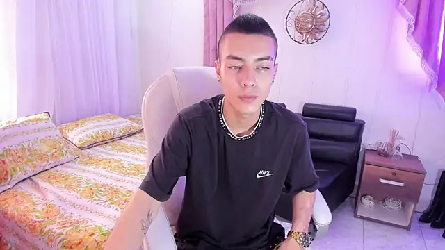 Dereck Boy8 online show from 10-31-25, 08:10