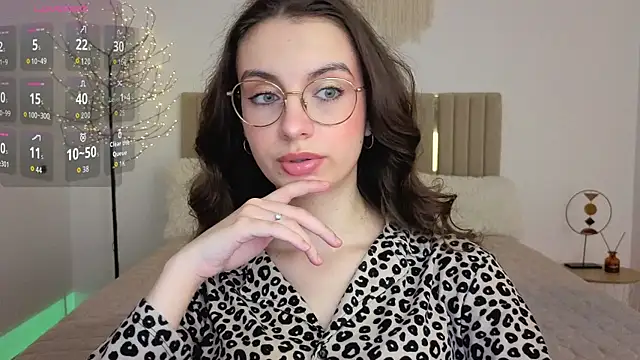 Real cutie1 online show from 06-05-26, 12:44