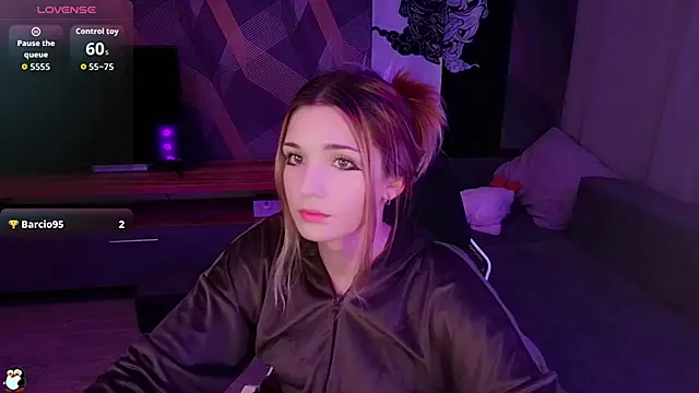 Snapshot of Sandy_Belle chatting on 09-18-25, 06:32 Sandy Belle online show from 09-18-25, 06:32