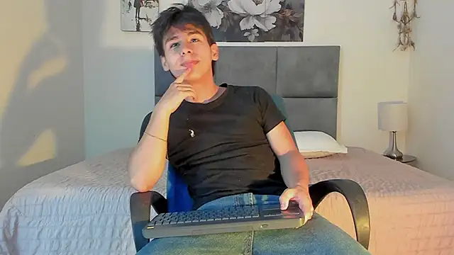 Snapshot of kaneky_07 chatting on 10-19-25, 01:28 kaneky 07 online show from 10-19-25, 01:28