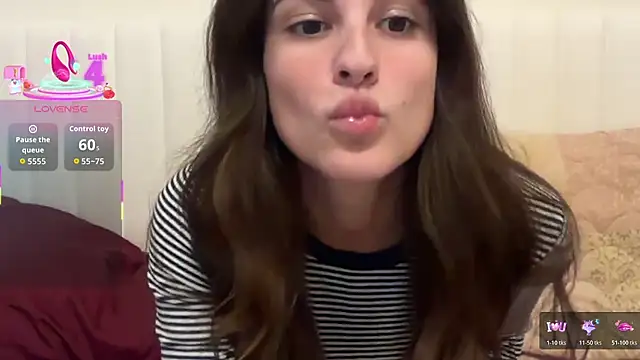 Snapshot of heyitsmadig chatting on 11-21-25, 07:45 heyitsmadig online show from 11-21-25, 07:45