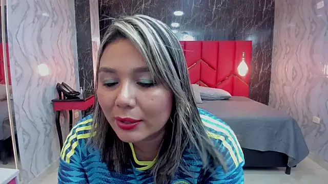 LatinaHoleQueen online show from 06-17-26, 03:35