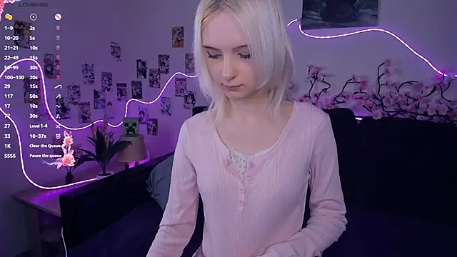 Snapshot of Megan--chan chatting on 11-22-25, 07:24 Megan--chan online show from 11-22-25, 07:24